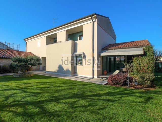Case e ville in vendita di 1390 m²