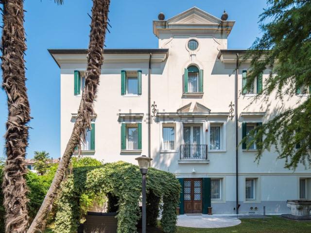 Case e ville in vendita di 1400 m² in Via Vittorio Veneto