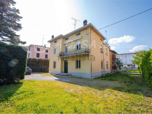 Case e ville in vendita di 140 m² in Via Calestano, 32