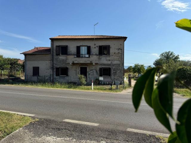 Case e ville in vendita di 140 m² in Via Casilina