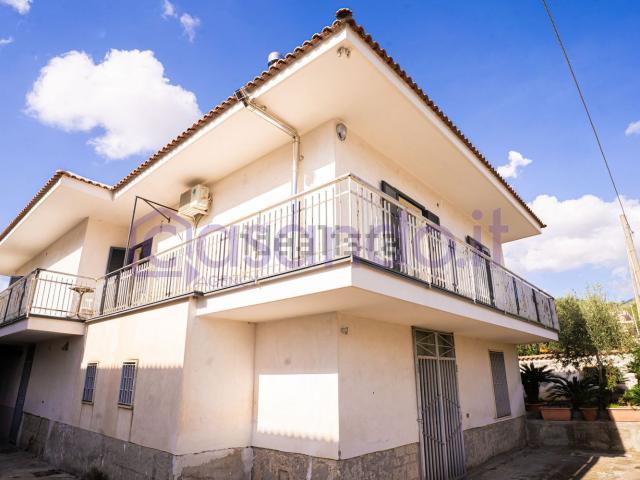 Case e ville in vendita di 140 m² in Via Circumvallazione