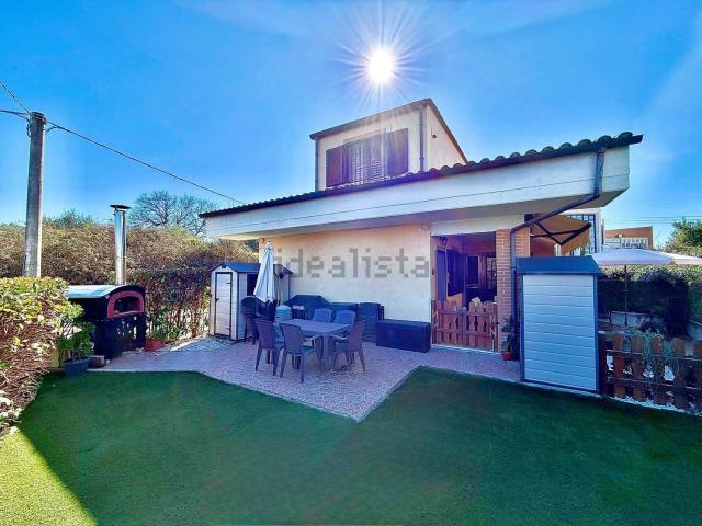 Case e ville in vendita di 140 m² in Via Anticoli Corrado, 51