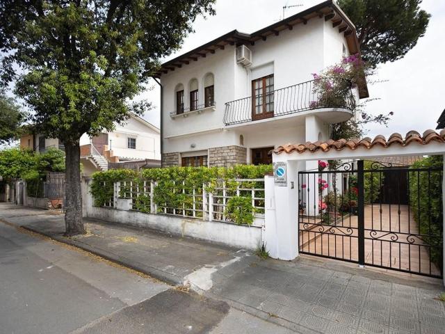Case e ville in vendita di 140 m² in Via G. Papini, 33