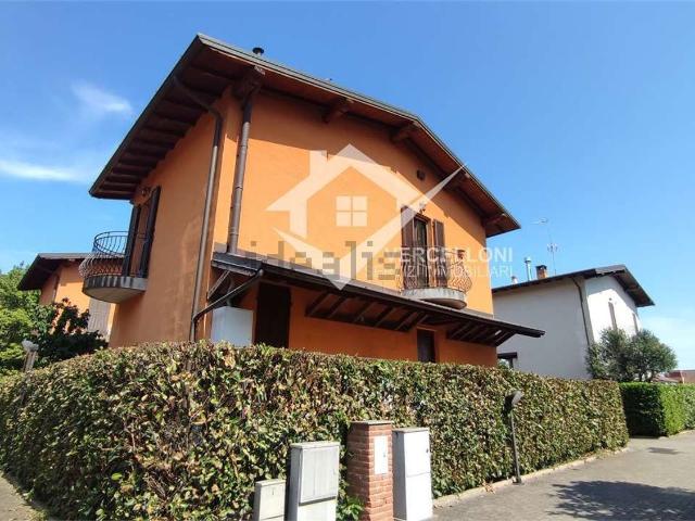 Case e ville in vendita di 140 m² in Via Galliate
