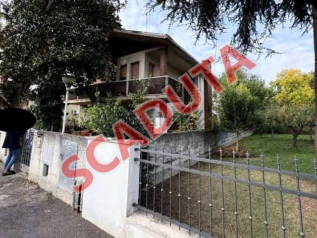 Case e ville in vendita di 140 m² in Via Giovanni XXIII