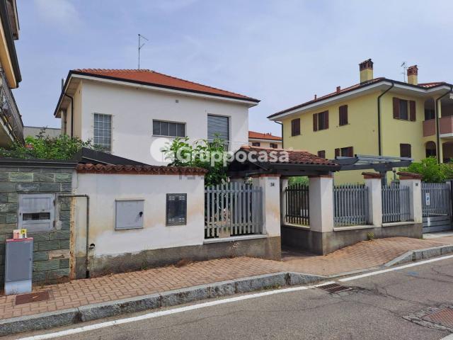 Case e ville in vendita di 140 m² in Via Don Angelo Venegoni, 34
