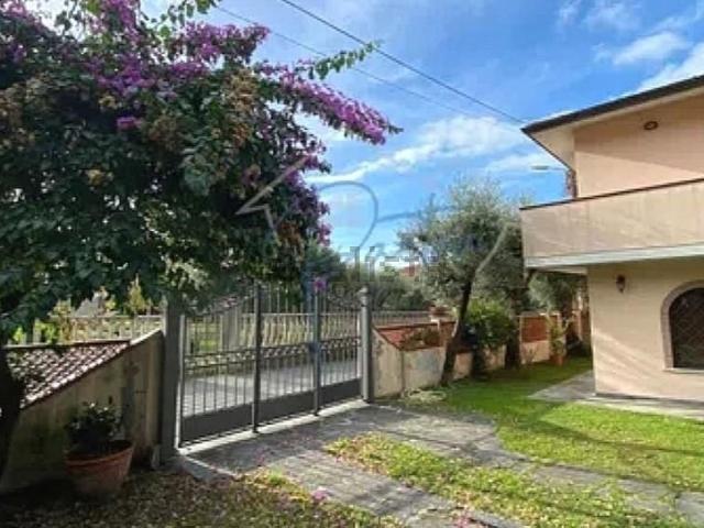 Case e ville in vendita di 140 m² in Via Debbia Nuova