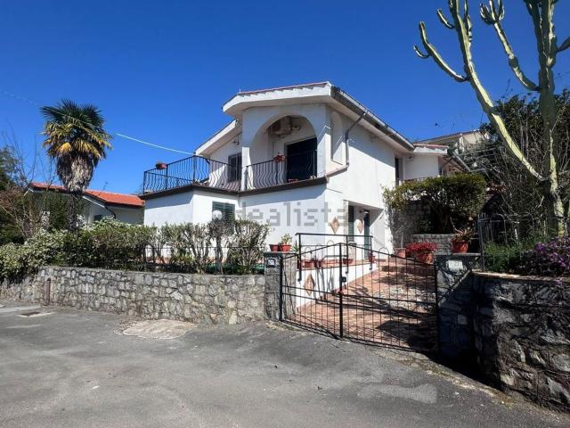 Case e ville in vendita di 140 m² in Via dei Gerani, 10