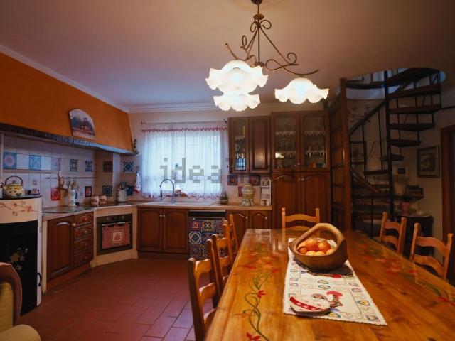 Case e ville in vendita di 140 m² in Via delle Ginestre, 13