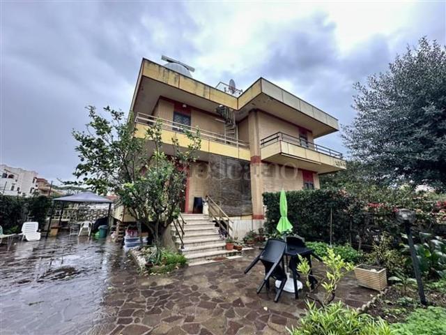 Case e ville in vendita di 140 m² in Via Erato