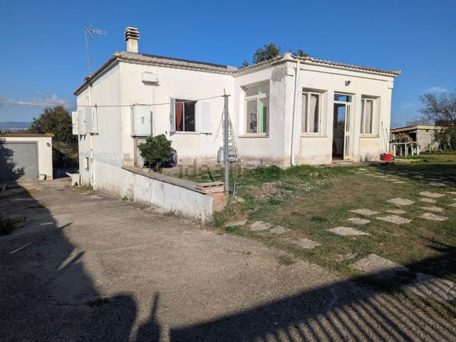 Case e ville in vendita di 140 m² in Via Fossignano, 50