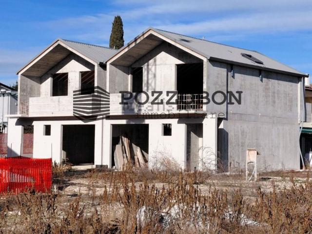 Case e ville in vendita di 140 m² in Via Feratine