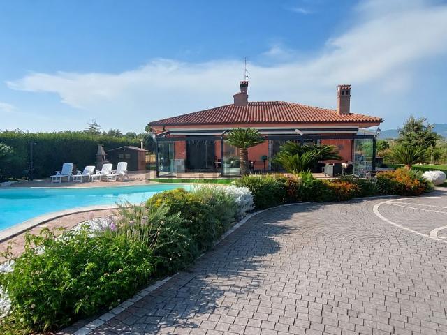 Case e ville in vendita di 140 m² in Via Isola D&apos Ischia, 1