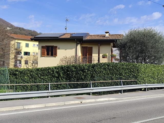 Case e ville in vendita di 140 m² in Via Luigi Panigatti, 9