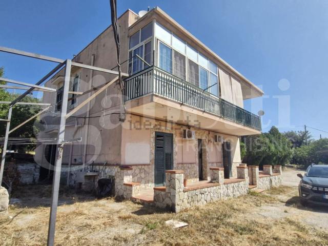 Case e ville in vendita di 140 m² in Via P F Quattro