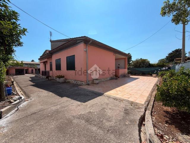 Case e ville in vendita di 140 m² in Via Pontina, 146