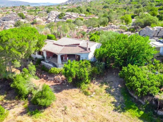 Case e ville in vendita di 140 m² in Via Porto Rotondo