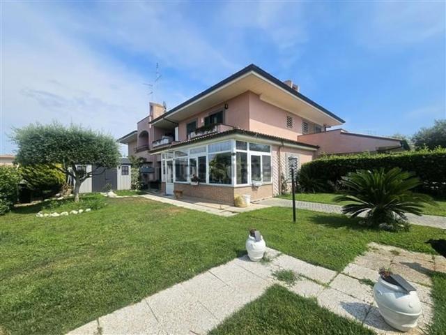 Case e ville in vendita di 140 m² in Via Rea Silvia