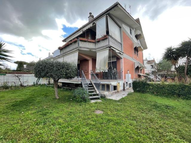 Case e ville in vendita di 140 m² in Via Tespi, 221