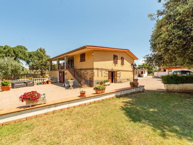 Case e ville in vendita di 140 m² in Via Tivoli