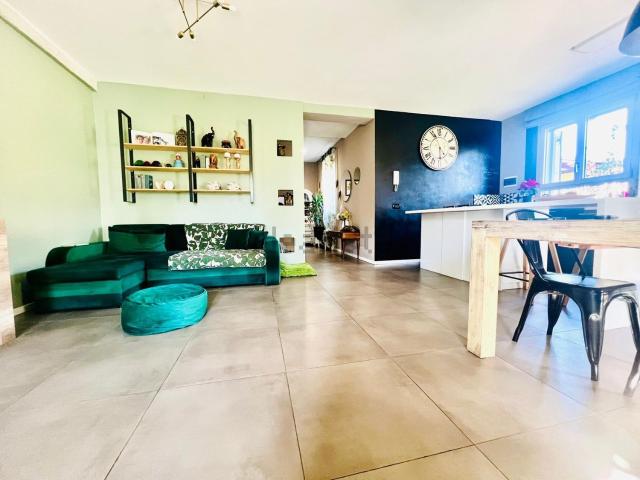 Case e ville in vendita di 140 m² in Via Ugo Foscolo