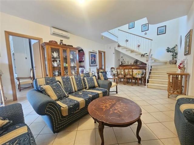 Case e ville in vendita di 140 m² in Via Volturno