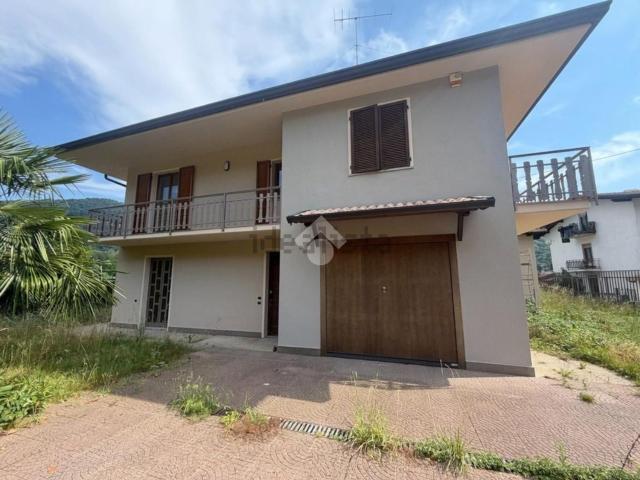 Case e ville in vendita di 140 m² in Via Vago, 52