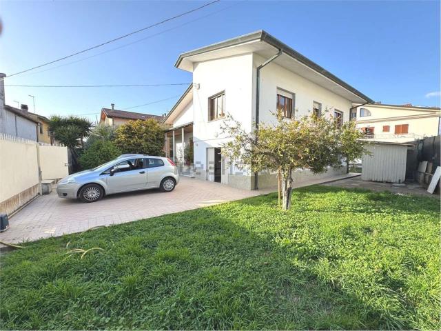 Case e ville in vendita di 140 m² in Via Venezia