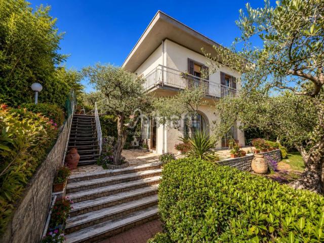 Case e ville in vendita di 140 m² in Salita Maralunga, 1