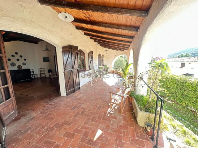 Case e ville in vendita di 141 m² in Via Ara, 7