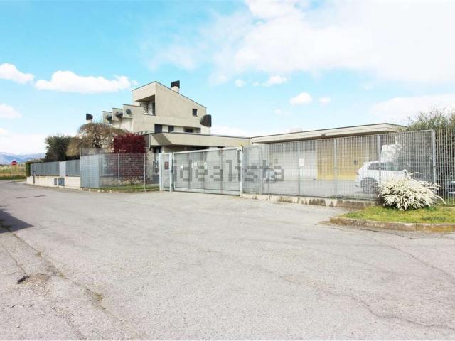 Case e ville in vendita di 1421 m² in Via F. Petrarca
