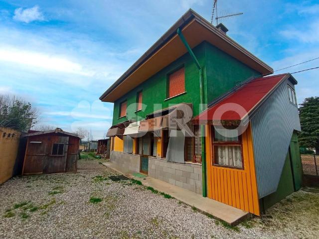 Case e ville in vendita di 142 m² in Via Codroipo