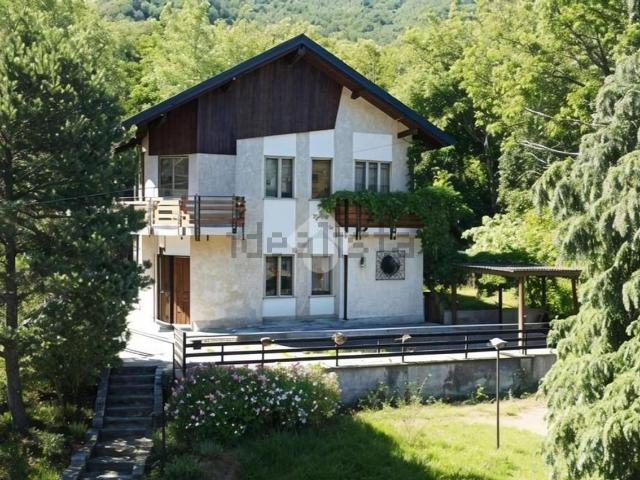 Case e ville in vendita di 142 m² in Via Gravere