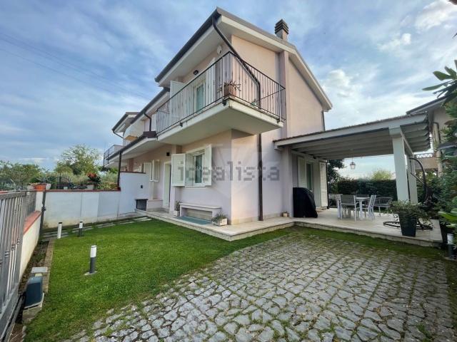 Case e ville in vendita di 142 m² in Via Don Eugenio Benedetti