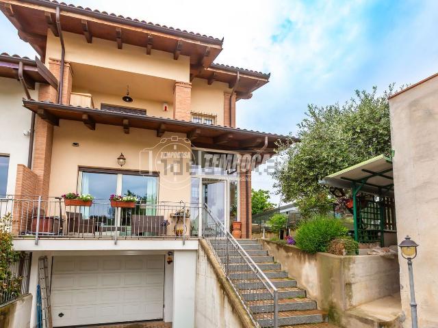 Case e ville in vendita di 160 m² in Via Rosta