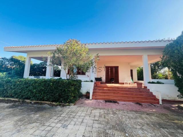 Case e ville in vendita di 143 m² in Via Alba, 14