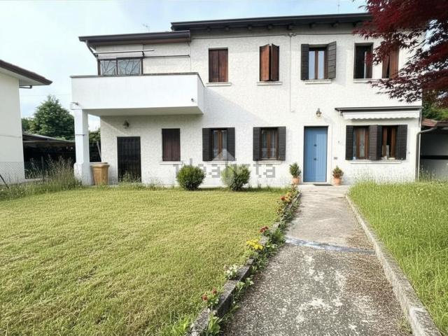 Case e ville in vendita di 143 m² in Via G. Antonini