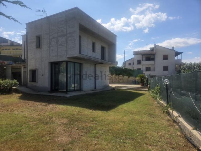 Case e ville in vendita di 144 m² in Via Giulio Pastore