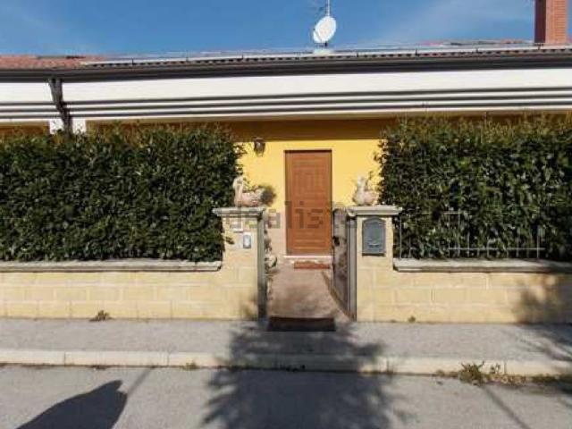Case e ville in vendita di 144 m² in Via Diocesi di Satriano