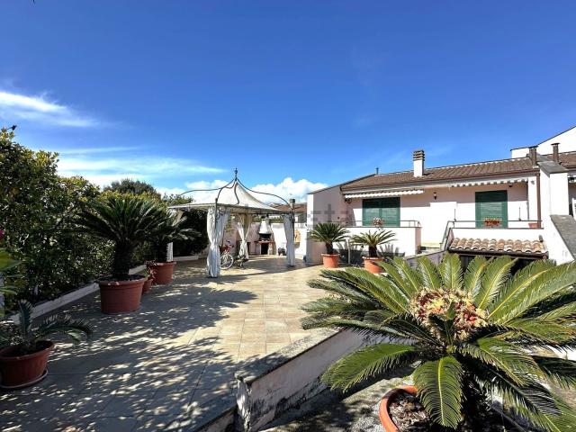 Case e ville in vendita di 144 m² in Via Flacca