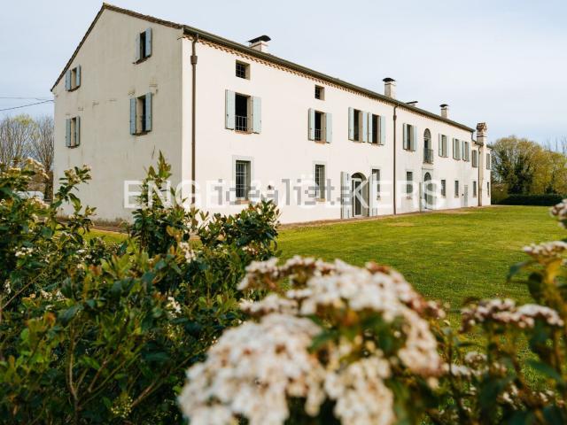 Case e ville in vendita di 1456 m² in Via Ferrara