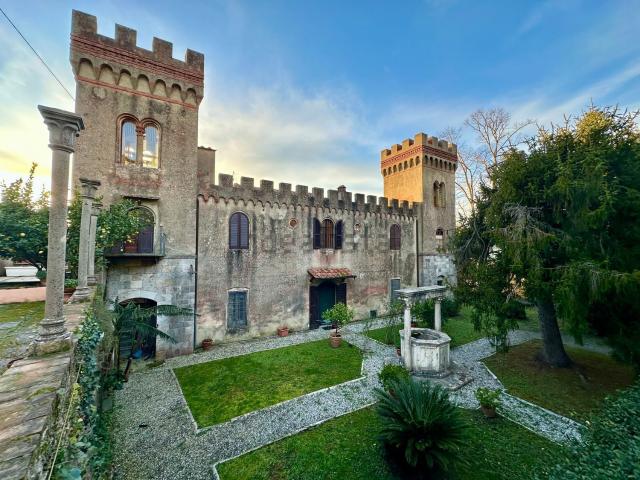 Case e ville in vendita di 1450 m² in Via di Ragnaia Asciano, 6