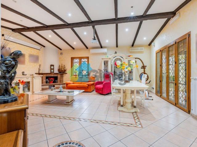 Case e ville in vendita di 145 m² in Via Castellinaldo, 43