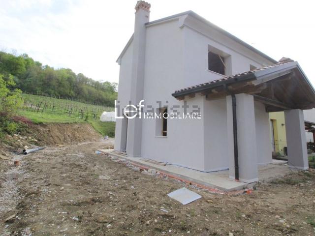 Case e ville in vendita di 145 m² in Via Giardini