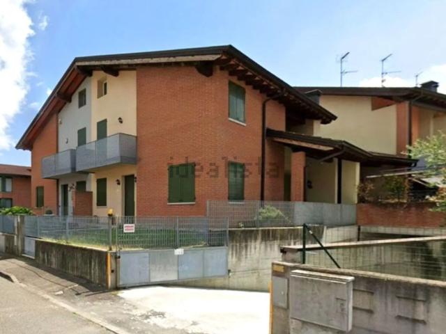 Case e ville in vendita di 145 m² in Via Don L. Borella