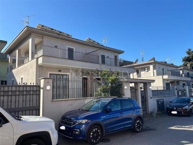 Case e ville in vendita di 145 m² in Via di Trigoria