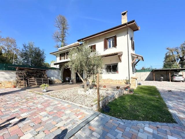 Case e ville in vendita di 145 m² in Via Tuscolana, 166