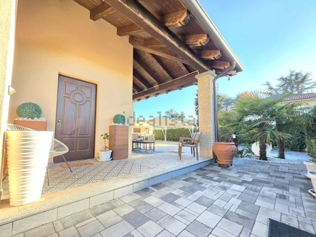 Case e ville in vendita di 145 m² in Via V. Veneto, 86