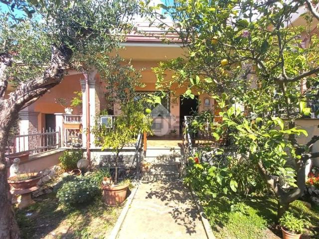 Case e ville in vendita di 145 m² in Via Zannone, 19
