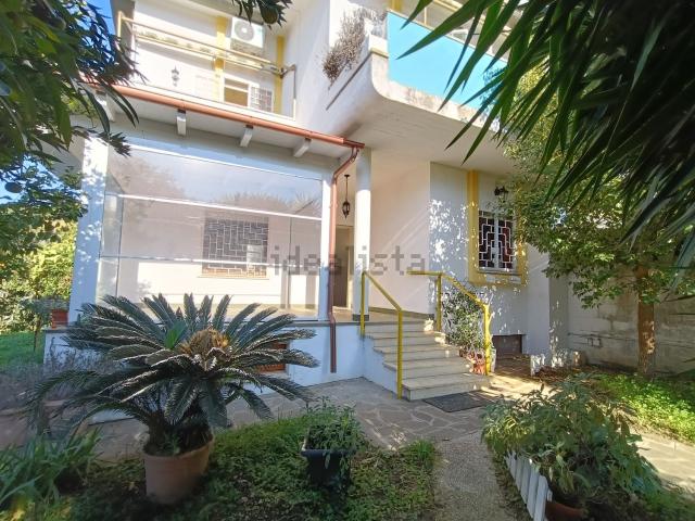 Case e ville in vendita di 145 m² in Viale del Pesco, 40